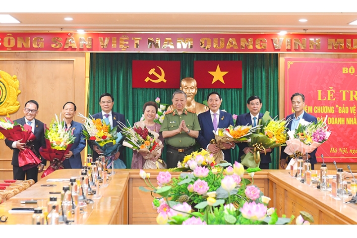 Bộ trưởng Bộ Công An trao tặng Kỷ niệm chương 