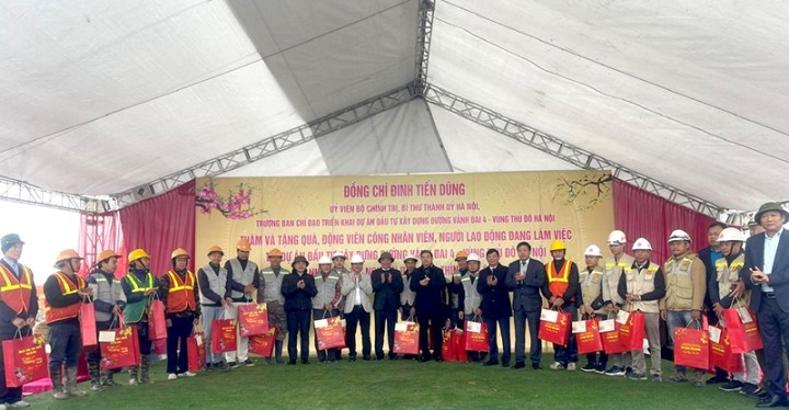 Member of the Politburo, Secretary of the Hanoi Party Committee, Dinh Tien Dung, visited and presented gifts to encourage the workers at the Ring Road 4 - Capital Area project.