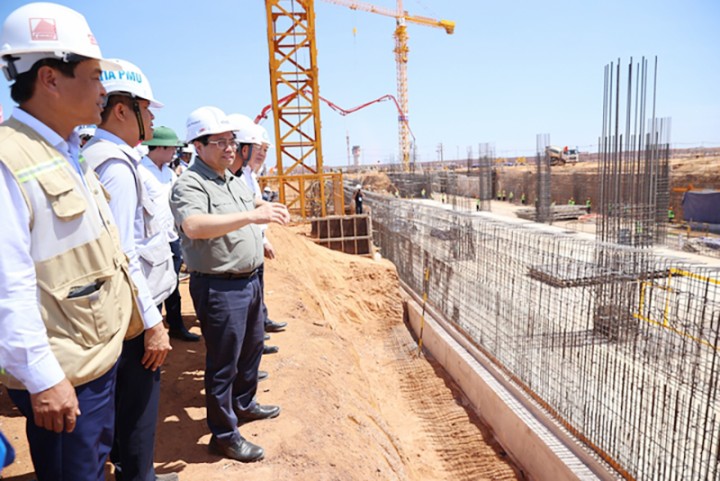 The Prime Minister reviewed the progress and paid a visit to encourage the engineers and construction workers involved in the T3 Terminal - Tan Son Nhat International Airport Project and Long Thanh International Airport Project on the occasion of the 2024