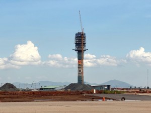 Cất nóc Tháp kiểm soát không lưu cao 123m tại Cảng hàng không quốc tế Long Thành