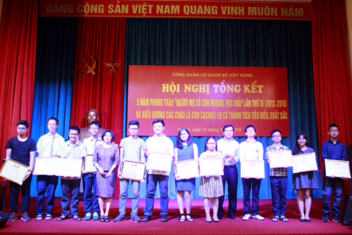 CONINCO nhận thưởng tại Hội nghị tổng kết 5 năm phong trào Người mẹ có con ngoan,học giỏi lần thứ XI Công đoàn Cơ quan Bộ Xây dựng 