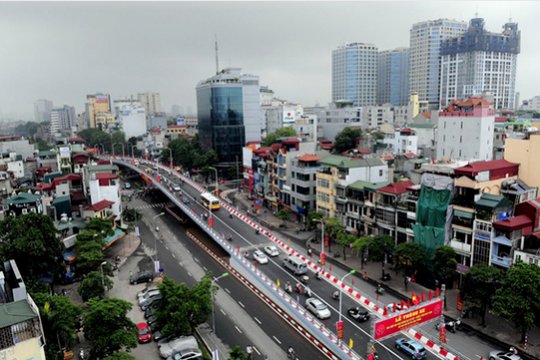 Cầu vượt  tại nút giao thông Đại Cồ Việt và đường Trần Khát Chân để hạn chế ùn tắc giao thông