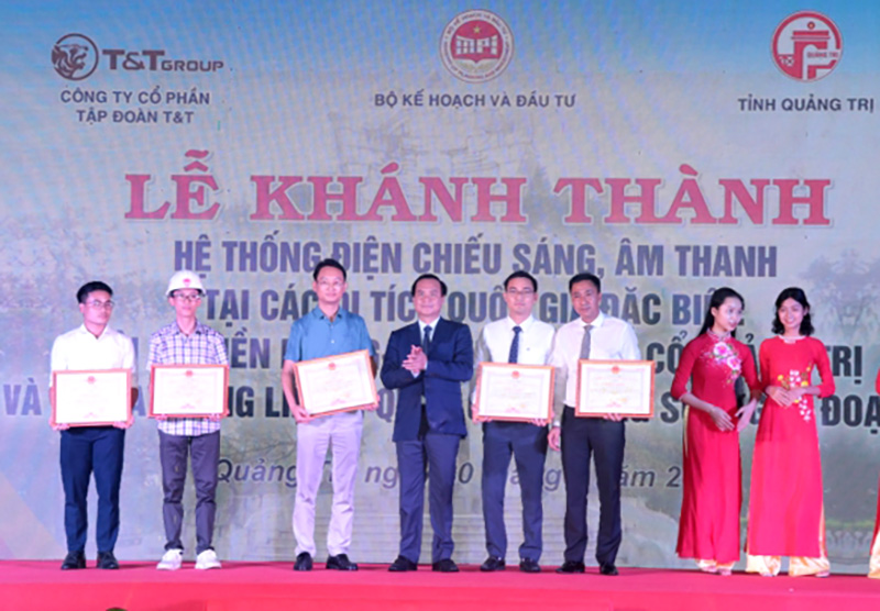 CONINCO nhận Bằng khen của Chủ tịch UBND tỉnh Quảng Trị trao tặng vì đã có nhiều thành tích trong thực hiện dự án đầu tư xây dựng hệ thống chiếu sáng và âm thanh tại các di tích đặc biệt