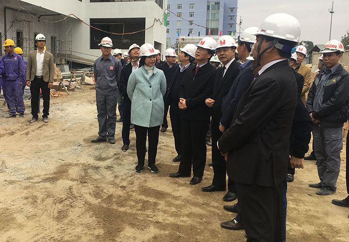 Minister of Ministry of Construction Pham Hong Ha visits employees at the Noi Bai Airport Food Processing Factory