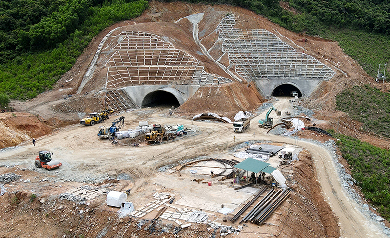 Hầm Đèo Bụt được thiết kế 2 ống hầm với chiều dài lần lượt 716m và 840m