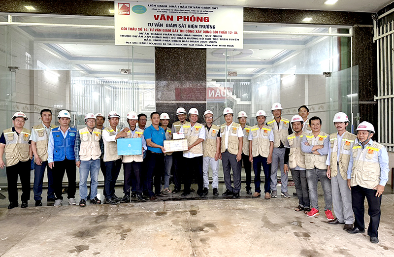 Chủ tịch Công đoàn Nguyễn Thanh Bình thay mặt Ban lãnh đạo Công ty tặng quà động viên đoàn TVGS tại dự án