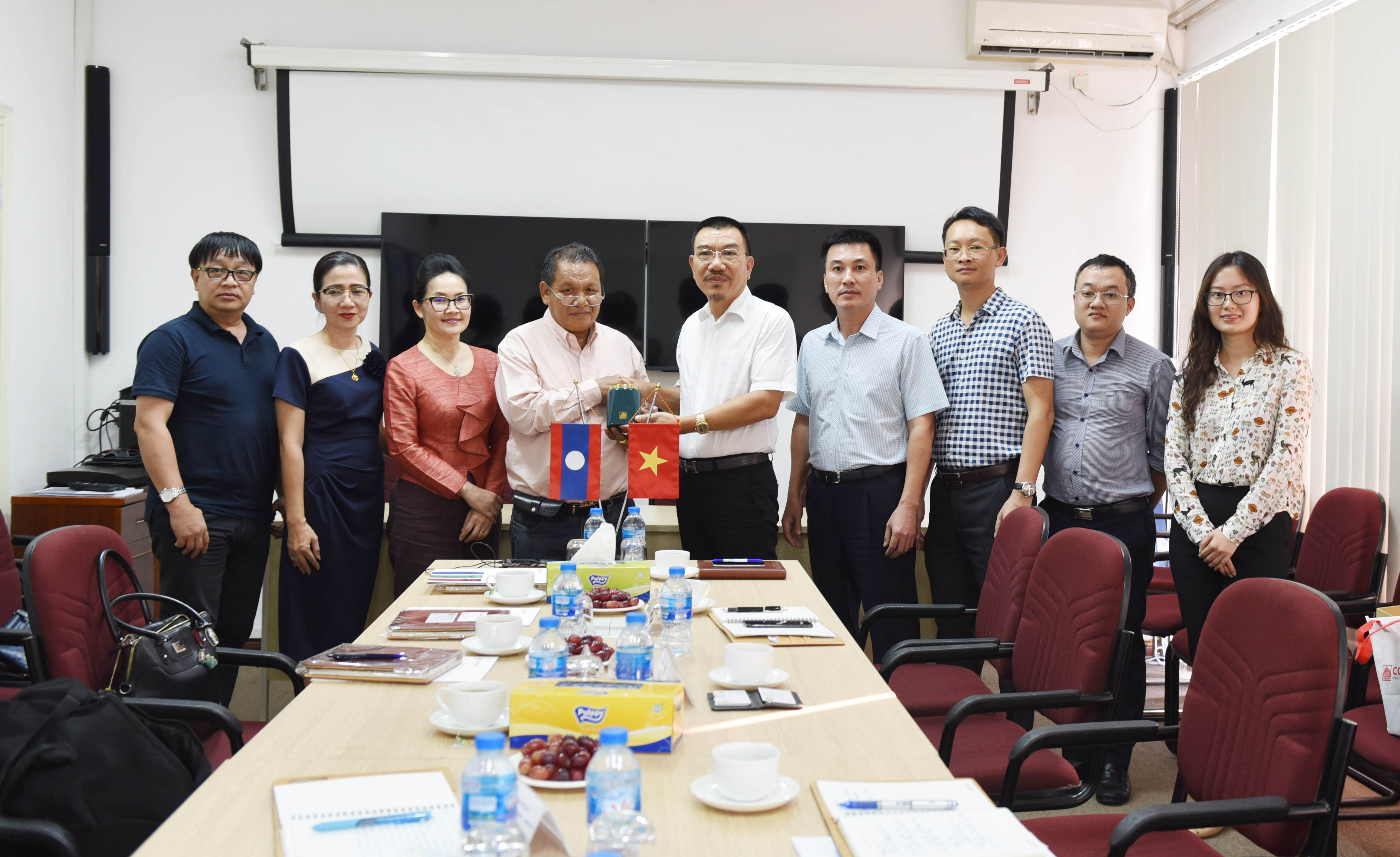 Đoàn lãnh đạo Cục Nhà ở và Đô thị thuộc Bộ Giao thông Công chính Lào  đến thăm và làm việc tại CONINCO