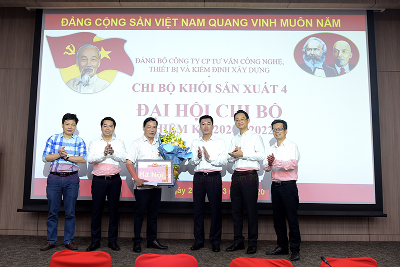 Đại hội Chi bộ Khối sản xuất 4  và trao tặng huy hiệu 30  năm tuổi Đảng cho đồng chí  Hoàng Quốc Hùng