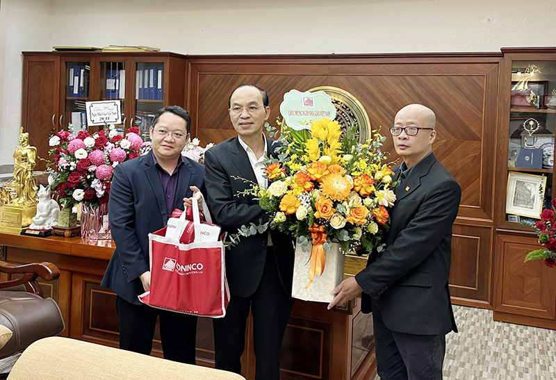 Phó Tổng Giám đốc Nguyễn Lương Bình (bìa phải) tặng hoa chúc mừng GS.TS Trịnh Minh Thụ - Hiệu trưởng trường Đại học Thủy Lợi (giữa) và Nhà trường nhân ngày 20/11