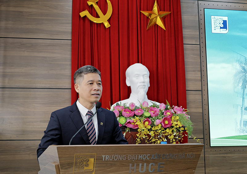 PGS.TS. Hoàng Tùng - Hiệu trưởng Nhà trường phát biểu chúc mừng tại Hội khóa K23.KX