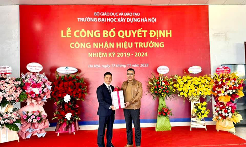 Chủ tịch HĐQT Nguyễn Văn Công (bìa phải) chúc mừng PGS.TS. Hoàng Tùng - Tân hiệu trưởng Nhà trường