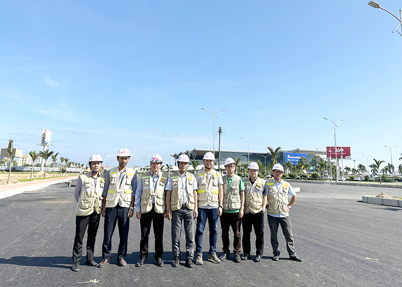 Đoàn kiểm tra sân đỗ ô tô sân bay Cam Ranh