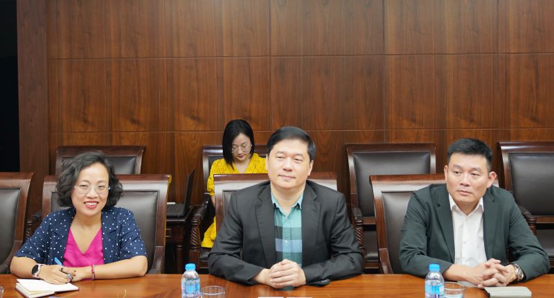 Chủ tịch HĐQT TS. H&agrave; Minh (giữa) tại buổi l&agrave;m việc